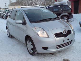 2005 Toyota Vitz Photos