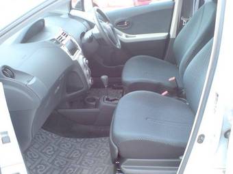 2005 Toyota Vitz Pics