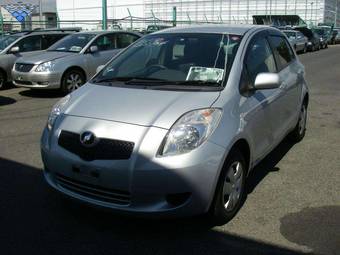 2005 Toyota Vitz Photos