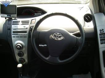 2005 Toyota Vitz Photos