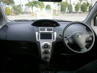 2005 Toyota Vitz Photos