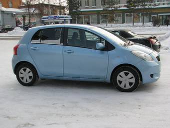 2005 Toyota Vitz Photos