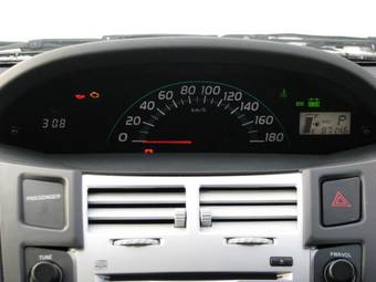 2005 Toyota Vitz Photos