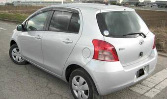 2005 Toyota Vitz Photos