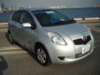 2005 Toyota Vitz Photos