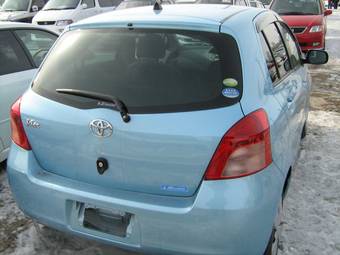 2005 Toyota Vitz Photos