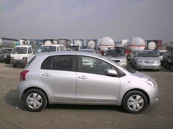 2005 Toyota Vitz Photos