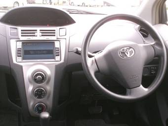 2005 Toyota Vitz Photos
