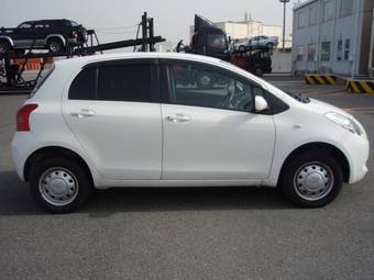 2005 Toyota Vitz Photos