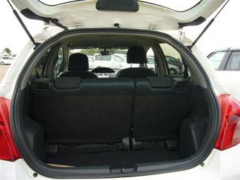 2005 Toyota Vitz Photos