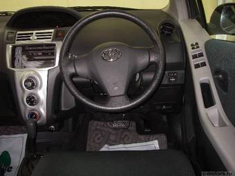 2005 Toyota Vitz Photos