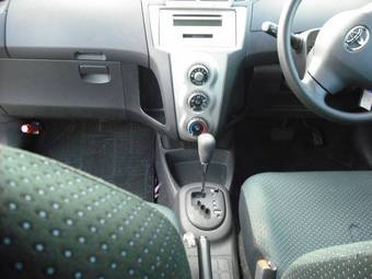 2005 Toyota Vitz Photos