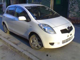 2005 Toyota Vitz Photos