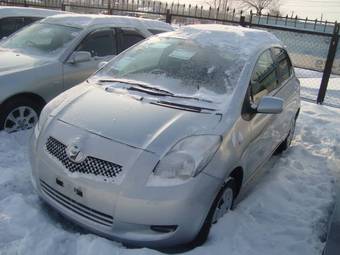 2005 Toyota Vitz Photos