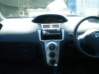 2005 Toyota Vitz Photos