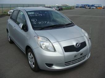 2005 Toyota Vitz Photos