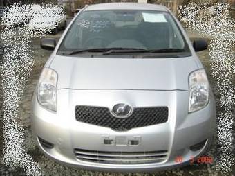 2005 Toyota Vitz Photos