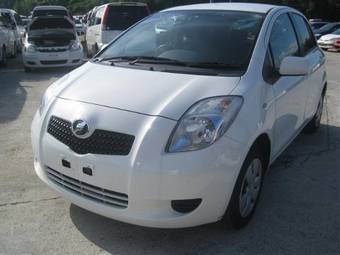 2005 Toyota Vitz Photos