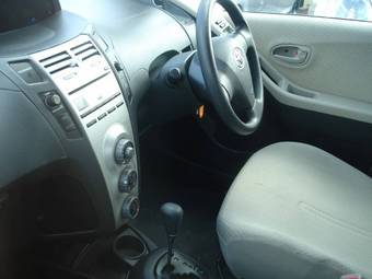 2005 Toyota Vitz Photos