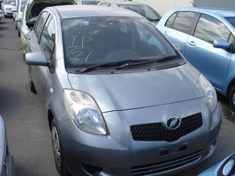 2005 Toyota Vitz Photos