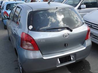 2005 Toyota Vitz Photos