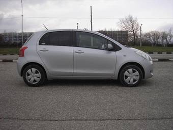 2005 Toyota Vitz Photos