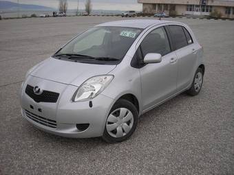 2005 Toyota Vitz Photos