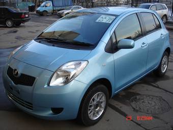 2005 Toyota Vitz Photos