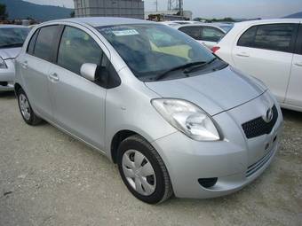 2005 Toyota Vitz Photos