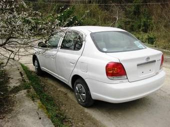2005 Toyota Vitz Photos