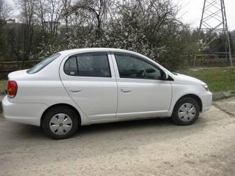 2005 Toyota Vitz Photos