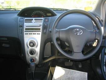 2005 Toyota Vitz Photos