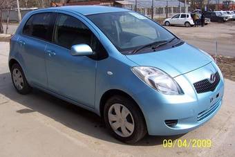 2005 Toyota Vitz Photos