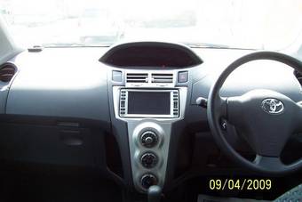 2005 Toyota Vitz Photos