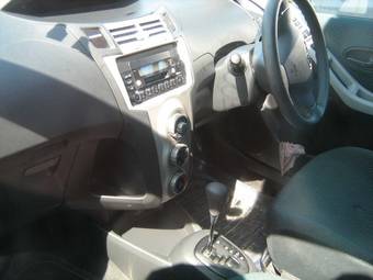 2005 Toyota Vitz Images