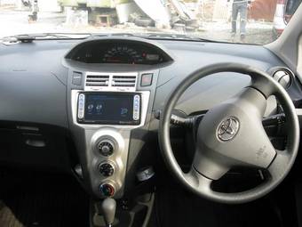 2005 Toyota Vitz Photos