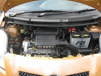 2005 Toyota Vitz Photos