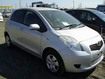 2005 Toyota Vitz Photos