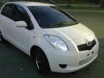 2005 Toyota Vitz Photos