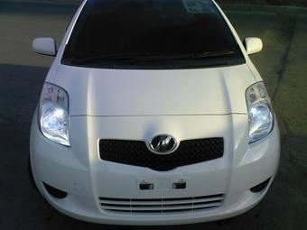 2005 Toyota Vitz Photos