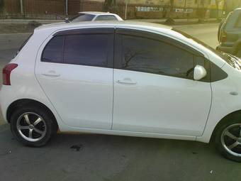 2005 Toyota Vitz Photos