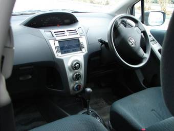 2005 Toyota Vitz Photos