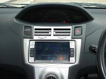 2005 Toyota Vitz Photos