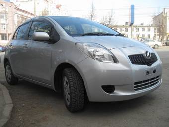 2005 Toyota Vitz Photos