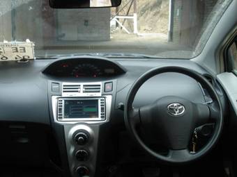 2005 Toyota Vitz Photos