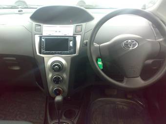 2005 Toyota Vitz Photos