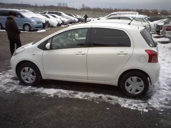 2005 Toyota Vitz Images