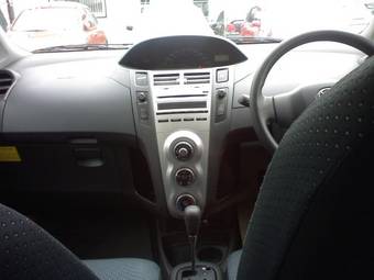2005 Toyota Vitz Pics