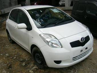 2005 Toyota Vitz Images