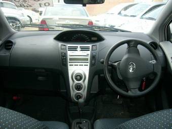 2005 Toyota Vitz Photos